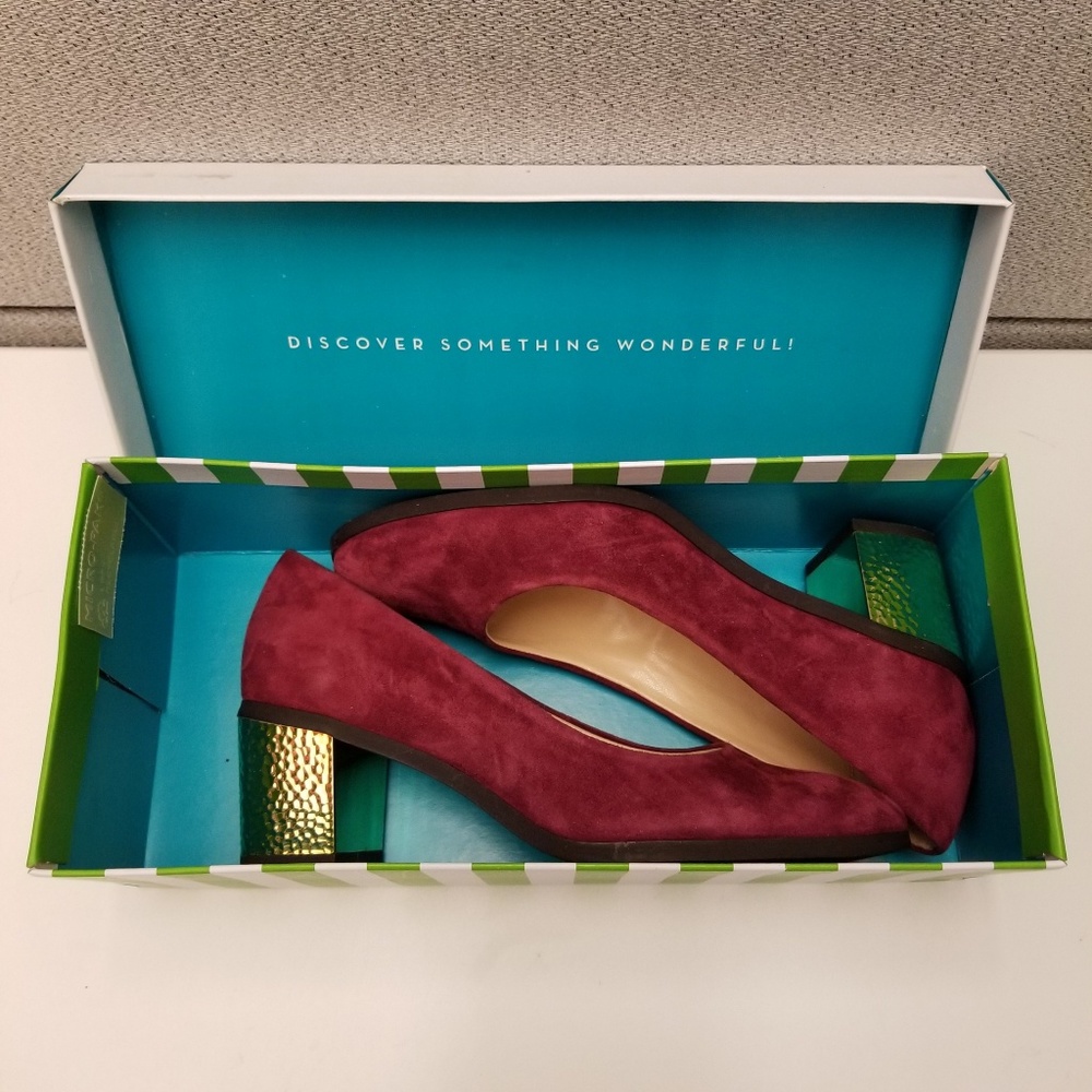 New in Box C. Wonder Eliza gold heel Pumps Berry